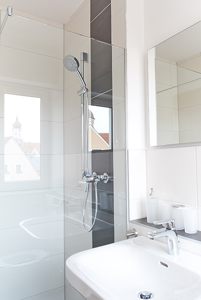 Bad des Doppelzimmers mit Dusche