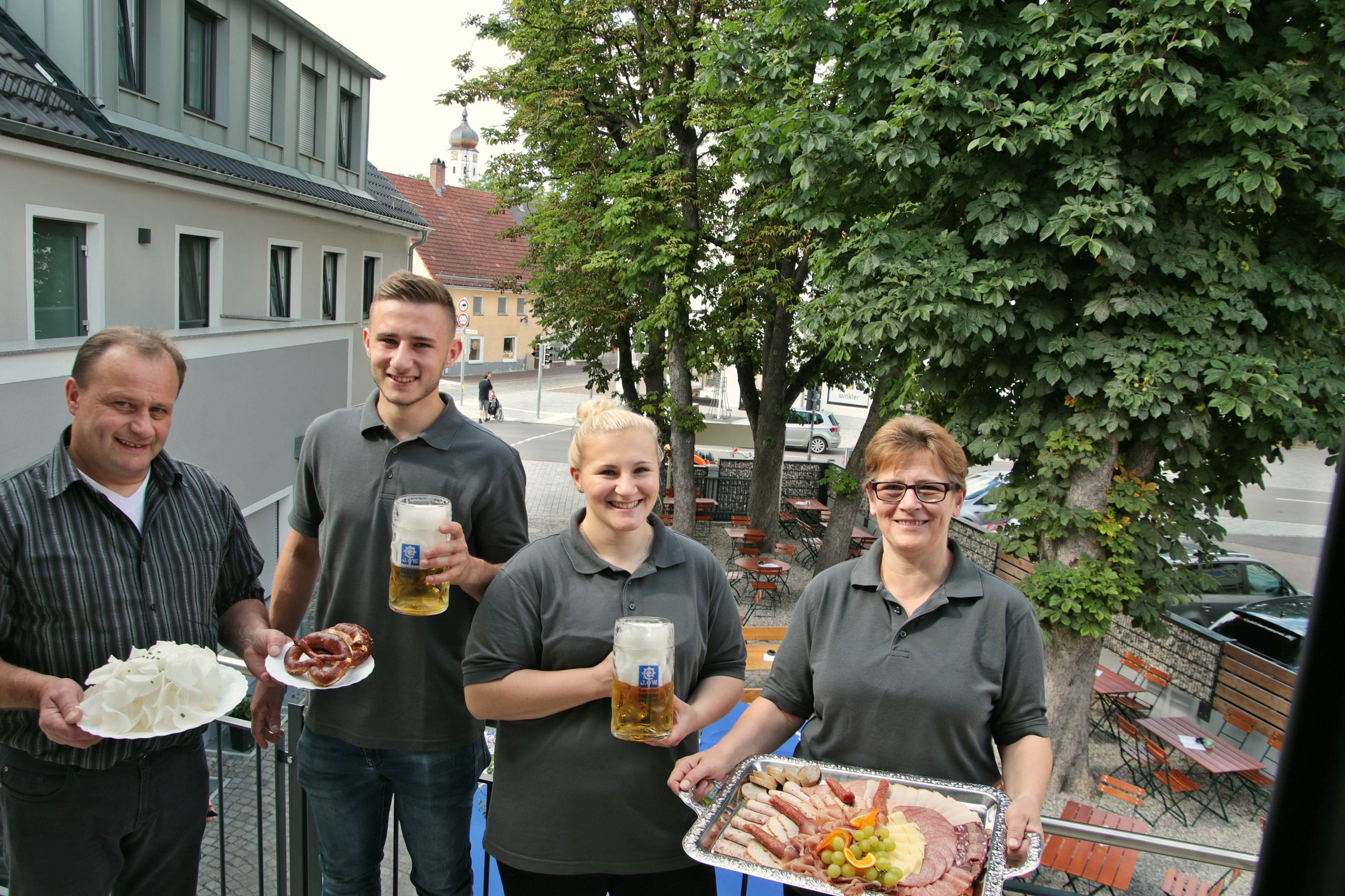 Biergarten der Friedenseiche unter Kastanien