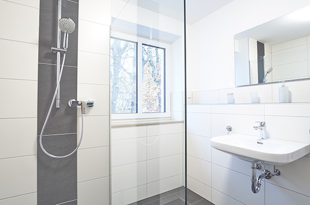 Bad des Langzeitzimmers mit Dusche