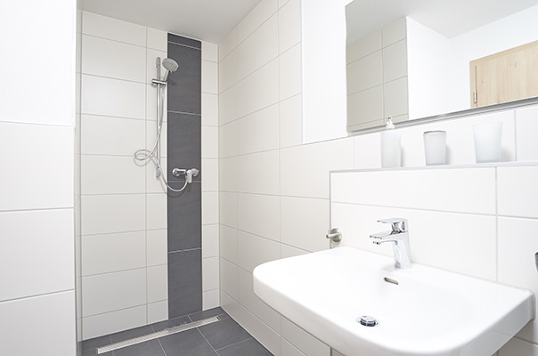 Modernes Bad mit begehbarer Dusche im Einzelzimmer