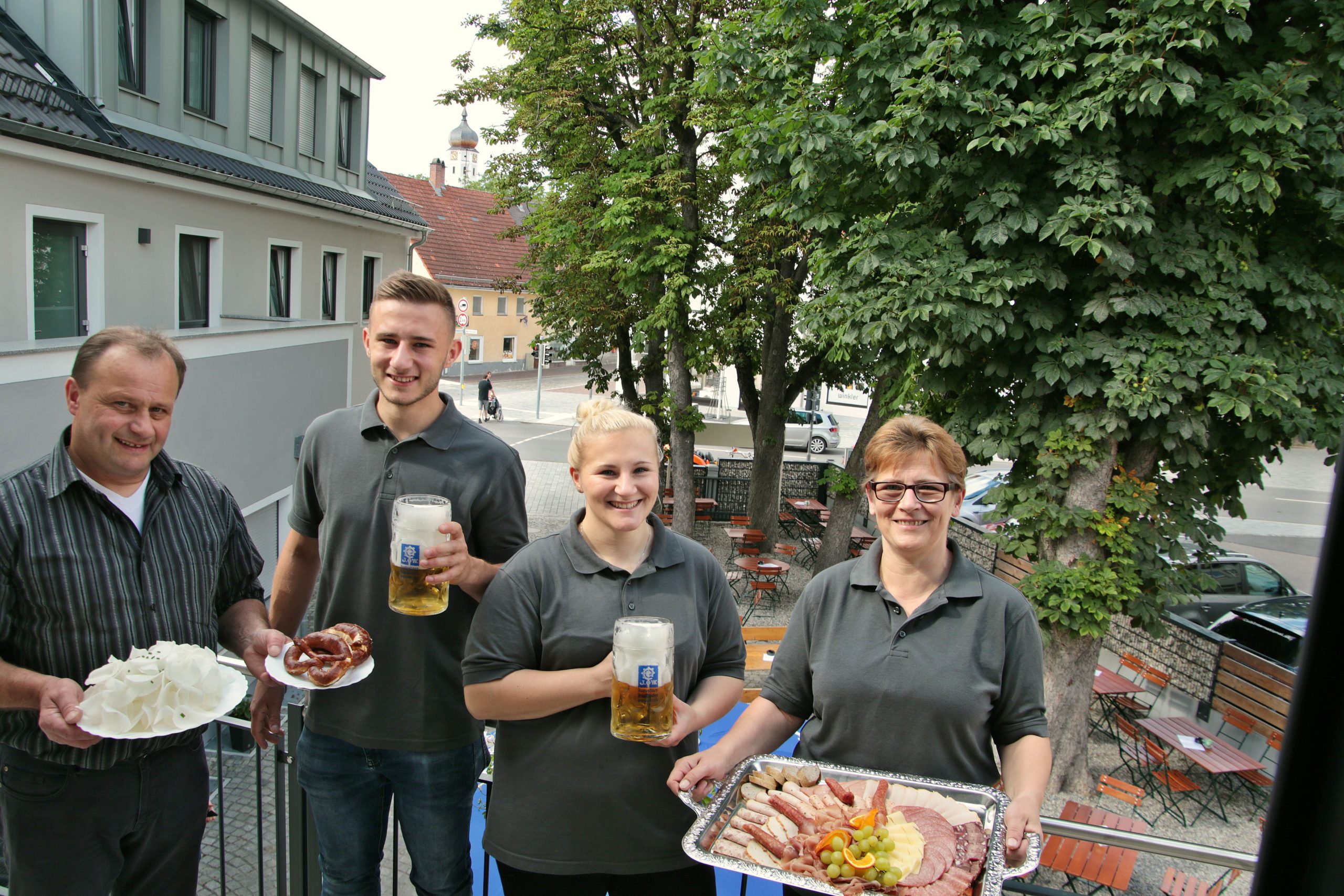 Bild der Familie Reiner vor ihrem Biergarten.